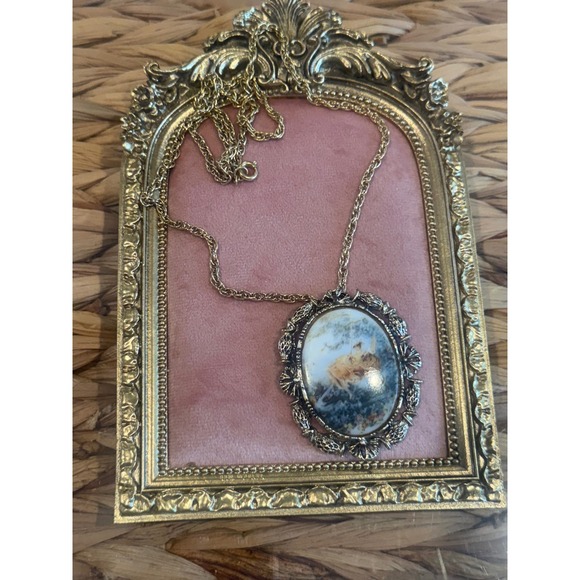 Vintage Hand Painted Swinging Lady Gold Tone Cameo‎ Necklace - Picture 5 of 6